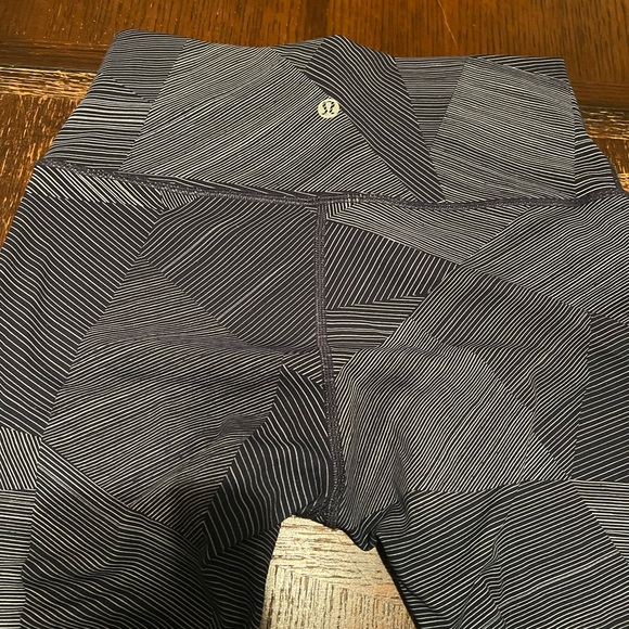 Lululemon Wunder Under Crop Hi-Rise Full-On Luxtreme 21" Sz 6 - Picture 4 of 6